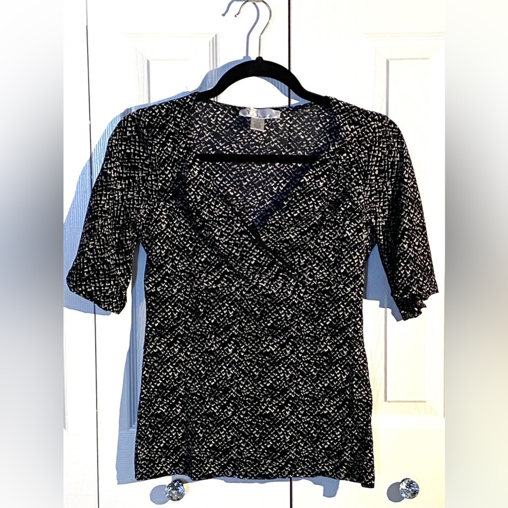 Size Small, Nine West top, no rips or marks. Stretchy.
